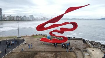 Monumento de Tomie Ohtake, escultura com 15 metros de altura, que está sendo recuperado, com pintura, nova rampa de acesso e a conclusão do observatório Atrações do novo Quebra-Mar de Santos serão entregues dia 13 Monumento de Tomie Ohtake, no Quebra-Mar d - Francisco Arrais/Prefeitura de Santos