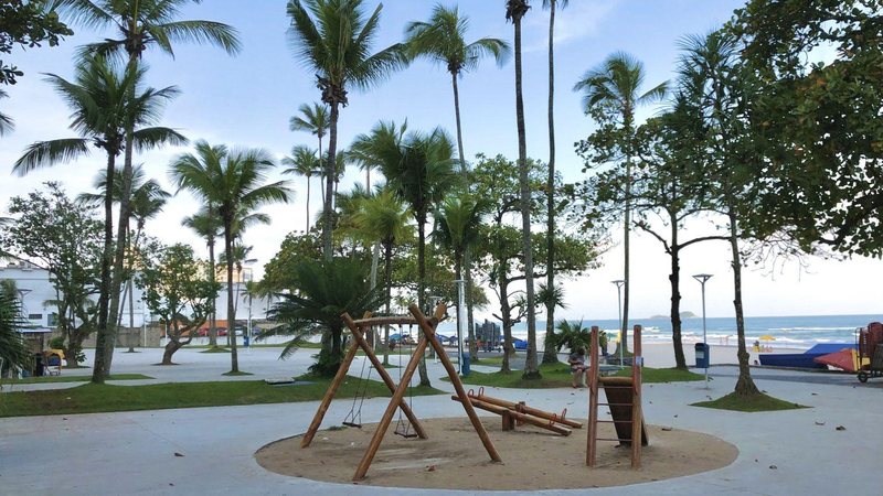 Praça das Bandeiras, na região central de Guarujá Dia dos Namorados em Guarujá terá evento de dança em praça Praça vazia de frente para o mar - Imagem: Divulgação / Prefeitura de Guarujá