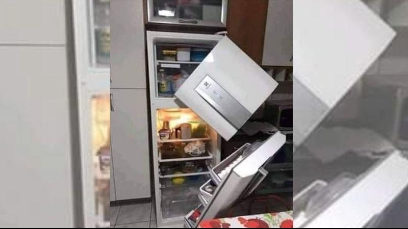 Alerta é para o munícipe e consumidor ter atenção aos serviços que contrata e pagar metade depois do serviço finalizado Geladeira quebrada Geladeira quebrada dividida em duas - Imagem Ilustrativa