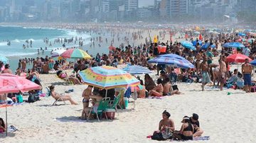 Rede Hoteleira do litoral espera ultrapassar marca dos 90% de ocupação com feriados de abril Feria na Praia - Adriano Ishibashi/Arquivo Folhapress