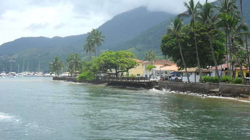 Ilhabela é famosa pelas belezas naturais mas também pelos temíveis borrachudos Turista relata mais de 400 picadas de borrachudo em Ilhabela e polêmica está aberta Vista de Ilhabela - Esther Zancan
