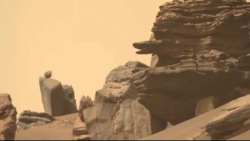 Rocha marciana lembra a cabeça de uma serpente gigante Cobra em Marte? Rocha em formato peculiar é encontrada no Planeta Vermelho Rocha encontrada em Marte lembra a cabeça de uma cobra - Reprodução/Twitter Space.com