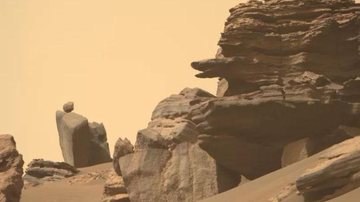 Rocha marciana lembra a cabeça de uma serpente gigante Cobra em Marte? Rocha em formato peculiar é encontrada no Planeta Vermelho Rocha encontrada em Marte lembra a cabeça de uma cobra - Reprodução/Twitter Space.com