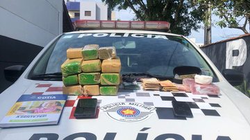 Drogas apreendidas pelos policiais de Ubatuba, SP Em Ubatuba, dupla é presa com 10 kg de maconha, um quilo de cocaína e R$ 18 mil em dinheiro - Foto: Polícia Militar