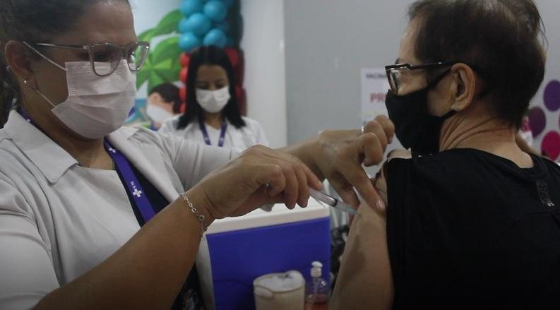 Mais de mil pessoas se vacinaram no Dia D, em São Vicente Dia D de vacinação São Vicente enfermeira aplicando vacina em braço de paciente - Prefeitura de São Vicente