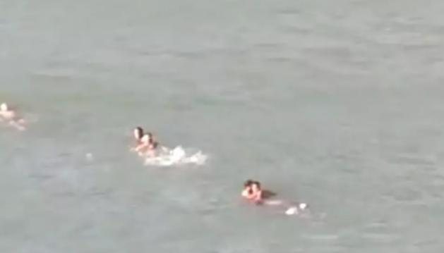 Banhistas são resgatados de afogamento em Ubatuba Guarda-vidas salvam banhistas de afogamento em praia de Ubatuba - Foto: Divulgação/ Águia PM