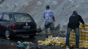 Carro ficou lotado de cervejas Carga de serveja - Reprodução Record Tv