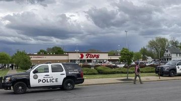 Frente do supermercado da cidade de Buffalo, no estado americano de Nova York, onde houve o massacre Homem abre fogo em supermercado dos EUA e mata 10 - Reprodução/Associated Press
