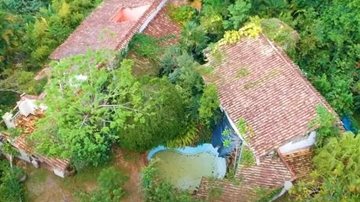 Imagem aérea da luxuosa mansão do estilista Clodovil em Ubatuba, SP Com risco de ser demolida, casa luxuosa de Clodovil em Ubatuba (SP) está abandonada Imagem aérea da luxuosa mansão do estilista Clodovil em Ubatuba - Foto: Casa Vogue
