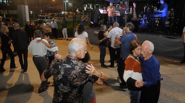 Próximo baile está marcado para domingo (24), se não chover “Baile na Praia”, na Fonte do Sapo, é retomado em Santos Casais dançam durante "Baile na Praia", em Santos - Prefeitura de Santos