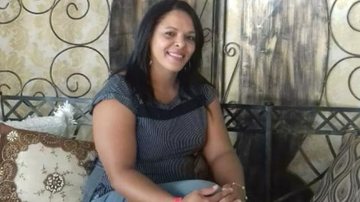 Familiares acreditam que Ana Lúcia tenha tido um AVC (Acidente Vascular Cerebral) Mulher que morreu na academia Mulher de braços cruzados e sentada sorrindo para a câmera - Divulgação