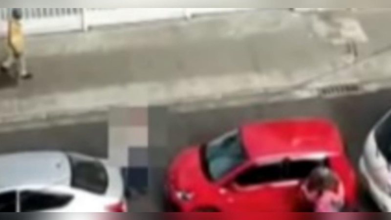 De acordo com informações preliminares, fornecidas por testemunhas, o veículo vermelho colidiu com o carro prata, onde estava um idoso de 60 anos - Reprodução