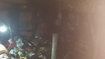 Moradia pegou fogo por volta das 20h do último domingo (19); amigos e familiares pedem ajuda aos parentes Barraco pós-incêndio Barraco com todos objetos incendiados - Arquivo Pessoal