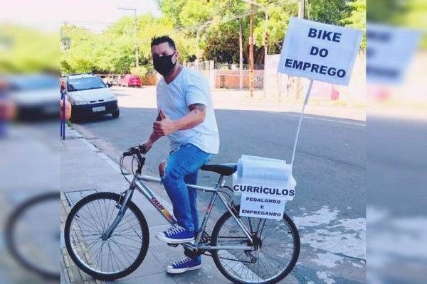 Kaká é vereador de Porto Alegre, no Rio Grande do Sul, desde 2021 Bike de emprego Homem em uma bicicleta com uma placa 'bike de emprego' - Divulgação