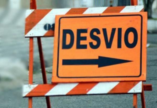 Agentes de trânsito ficarão junto às sinalizações para orientar motoristas Desvio Placa de desvio - Divulgação
