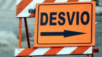 Agentes de trânsito ficarão junto às sinalizações para orientar motoristas Desvio Placa de desvio - Divulgação
