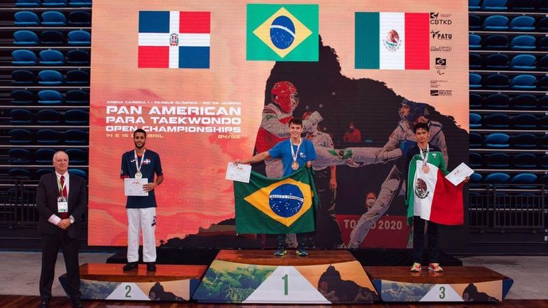 Ele faturou a medalha de ouro no Pan-Americano de Taekwondo Paratleta de Santos Nathan Torquato Pódio do pan-americano de taekwondo - Divulgação/Prefeitura de Santos