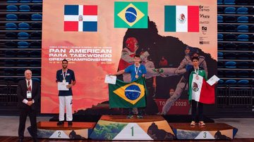 Ele faturou a medalha de ouro no Pan-Americano de Taekwondo Paratleta de Santos Nathan Torquato Pódio do pan-americano de taekwondo - Divulgação/Prefeitura de Santos