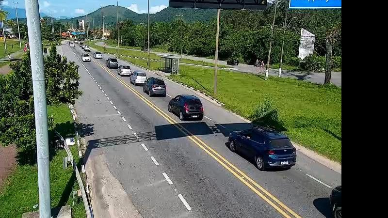 Congestionamento no km 92 da Rio-Santos Rio-Santos tem lentidão e pontos de congestionamento Rodovia com fila de carros - Imagem: DER-SP