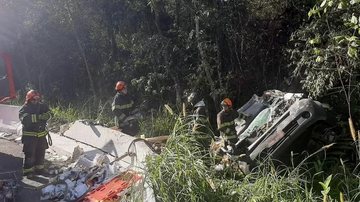 Veículo despencou de ribanceira na altura do km 87 da rodovia. Polícia Rodoviária Estadual esteve no local Casal morre após furgão despencar de ribanceira na serra da Oswaldo Cruz, em Ubatuba Carro capotado em acidente - Imagem: Divulgação / Corpo de Bombeiros