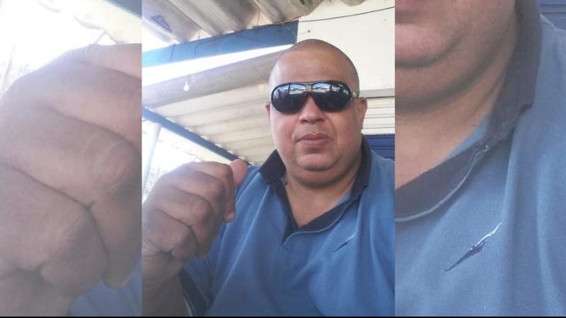 Morador tinha 48 anos e faleceu devido a problemas de saúde não divulgados Paulo Adriano Claro Homem com óculos escuro e camiseta pólo azul - Reprodução