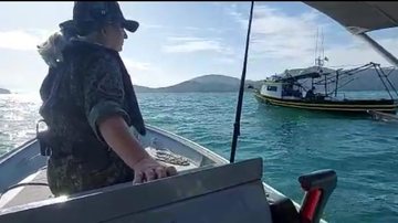 Embarcação foi apreendida pela Polícia Ambiental de Ubatuba após apresentar documentação irregular Polícia Ambiental de Ubatuba apreende 8 kg de camarão após pesca irregular - Foto: Polícia Ambiental