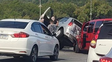Prefeitura ressalta que Samu não precisou ser acionado para a ocasião Acidente Acidente envolvendo dois carros - Reprodução/Praia Grande Mil Grau