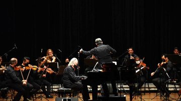 João Carlos Martins é considerado um dos maiores intérpretes de Bach pela imprensa do Brasil e do mundo Concerto gratuito com João Carlos Martins acontece em Santos nesta sexta (3) Orquestra Bachiana e maestro João Carlos Martins ao piano - Prefeitura de Santos