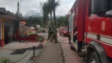 Incêndio ocorreu em uma autoescola do bairro Barra Velha, em Ilhabela Curto-circuito e vazamento de botijão de gás causam incêndio em autoescola de Ilhabela (SP) caminhao corpo de bombeiros - Foto: Divulgação/ Corpo de Bombeiros