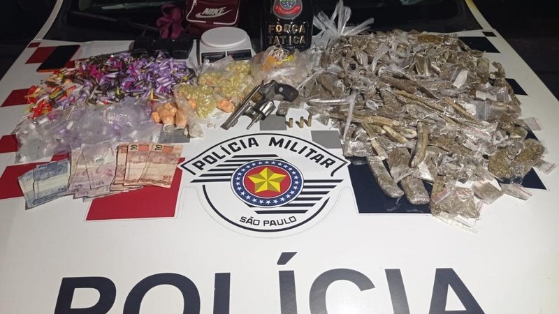 Drogas apreendidas pelos policiais em Caraguatatuba, SP Operação da PM apreende arma de fogo e mais de 3,5 kg de drogas em Caraguatatuba (SP) drogas sobre capô de viatura policial - Foto: PM