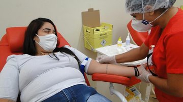 Banco de Sangue do Hospital Santo Amaro funciona de segunda a sexta-feira das 7 às 12h Doação de sangue Mulher deitada para doação de sangue e enfermeira com a agulha - Divulgação/Prefeitura de Guarujá