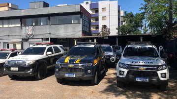 Mais de dez equipes policiais trabalharam na operação, que prendeu 10 procurados pela Justiça, sendo um deles condenado pelo crime de tráfico de drogas Operação Divisas Integradas: dez procurados da Justiça são presos em Ubatuba (SP) viaturas policiais - Foto: Vigésimo BPMI