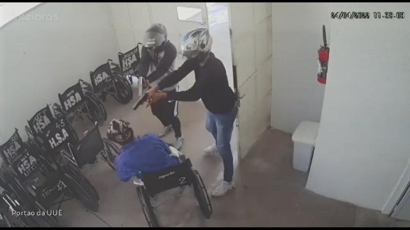 Paciente é morto a tiros dentro de hospital  em Guarujá Homem em cadeira de rodas sendo alvejado - Imagem: Reprodução / Plantão Guarujá