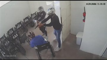 Paciente é morto a tiros dentro de hospital  em Guarujá Homem em cadeira de rodas sendo alvejado - Imagem: Reprodução / Plantão Guarujá