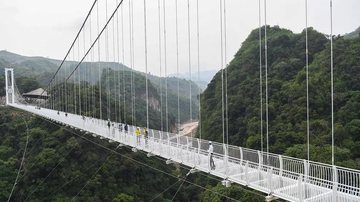 Ponte de vidro de 632 metros fica suspensa a cerca de 150 metros foto 5 - Ponte de vidro assustadora entre montanhas é inaugurada no Vietnã; FOTOS Ponte gigante de vidro no Vietnã - Foto: Nhac Nguyen/AFP