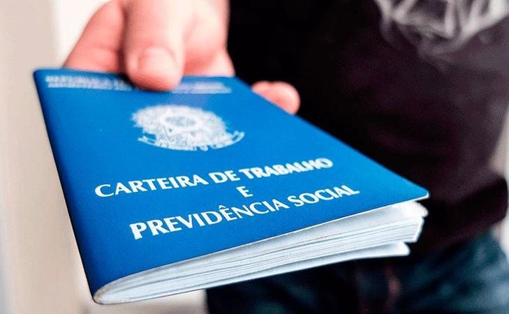 Maior parte das vagas está concentrada na construção civil Centro Público de Emprego de Santos está com mais de 70 vagas abertas Pessoa segurando Carteira de Trabalho - Reprodução