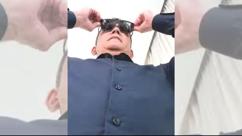 Esquete de Dia dos Namorados que Pedro Gouvêa participa junto da esposa esbanja na sensualidade Loja de São Vicente tem ex-prefeito como “garoto-propaganda” do Dia dos Namorados Ex-prefeito de São Vicente, Pedro Gouvêa, com óculos escuros - Reprodução/Instagram
