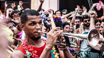 Evento faz parte do projeto faz parte do projeto “Balaio Cultural” Ubatuba terá 1º Festival de Blocos nesta sexta (29) Homem tocando instrumento musical em bloco carnavalesco - Imagem ilustrativa/Ferran Feixas/Unsplash