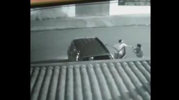 Motorista foi assaltado momentos antes de guardar o carro na garagem Assalto Assalto em Bertioga - Divulgação