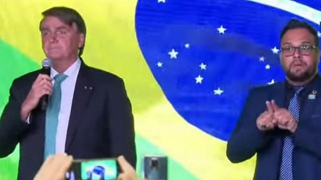 Jair Bolsonaro em discurso em Cuiabá para religiosos da Marcha para Jesus Jair Bolsonaro Jair Bolsonaro na direita e um intérprete de Libras na esquerda - Divulgação