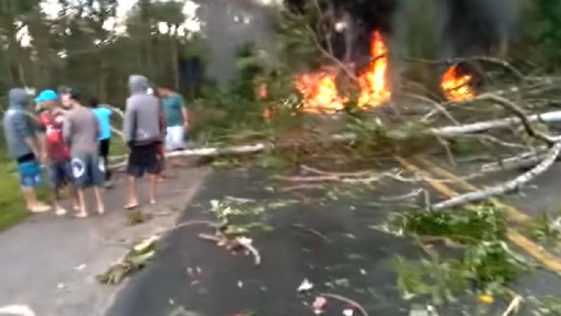 Moradores protestam por melhorias no bairro Folha Seca, em Ubatuba, e interditam rodovia Com pneus queimados e placas, moradores de Ubatuba (SP) pedem asfalto em rua do bairro Folha Seca Moradores protestam por melhorias no bairro Folha Seca e interditam r - Foto: Divulgação/Reprodução