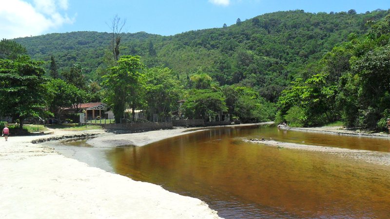 Rio deságua no mar na praia de Tabatinga, em Caraguatatuba, Litoral Norte de SP O seu resumo de notícias desta terça-feira (12) acaba de chegar! Curso d'água em meio a areia e vegetação ao fundo na praia de Tabatinga, em Caraguatatuba, Litoral Norte de São - Esther Zancan