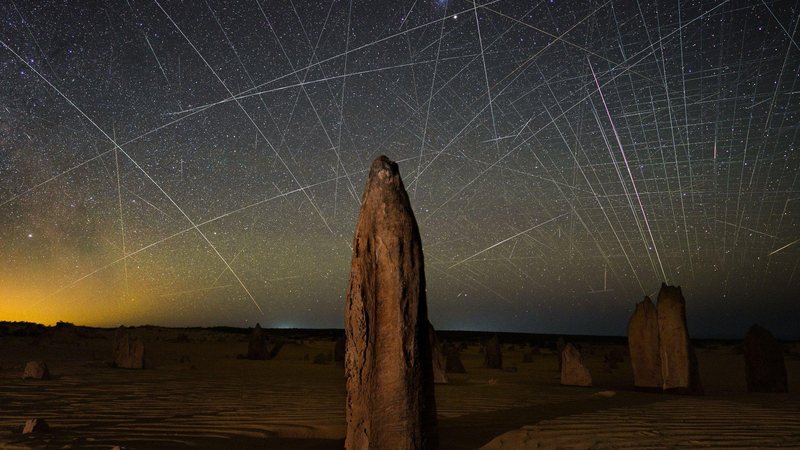 A maior parte das faixas são rastros da constelação de satélites de comunicação Starlink Imagem de rastros deixados por satélites no céu encantam até a Nasa Satélites deixam rastros no céu noturno do Parque Nacional de Nambung - Joshua Rozells