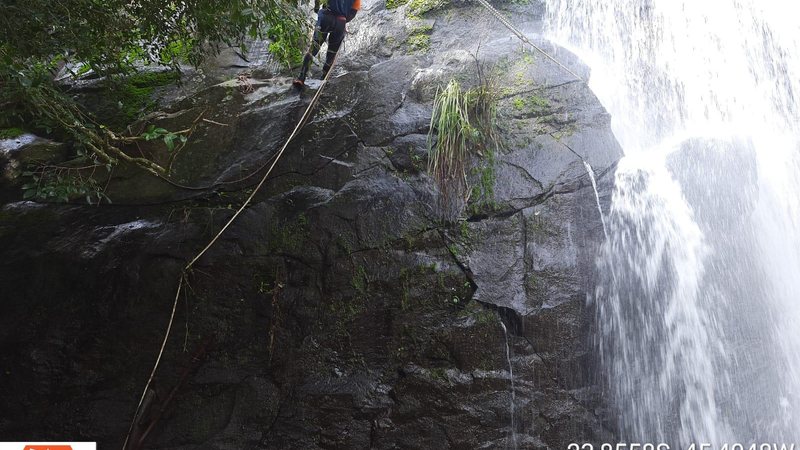 Equipe da Defesa Civil de Ilhabela na cachoeira dos Três Tombos Interditada, Defesa Civil inicia intervenção na cachoeira dos Três Tombos em Ilhabela (SP) - Foto: Defesa Civil de Ilhabela