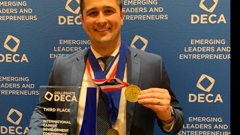 Júlio Ferreira, de 25 anos, foi destaque em torneio internacional de empreendedorismo De Caraguatatuba para o mundo: estudante conquista 3º lugar em campeonato internacional de empreendedorismo Júlio Ferreira, 25 anos - Foto: Divulgação | Prefeitura de Caraguatatuba