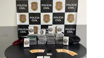 Droga apreendida Motorista é flagrado com 30 tijolos de cocaína dentro de carro em Santos (SP) Mesa com tijolos de cocaína - Imagem: Divulgação / Deinter-6