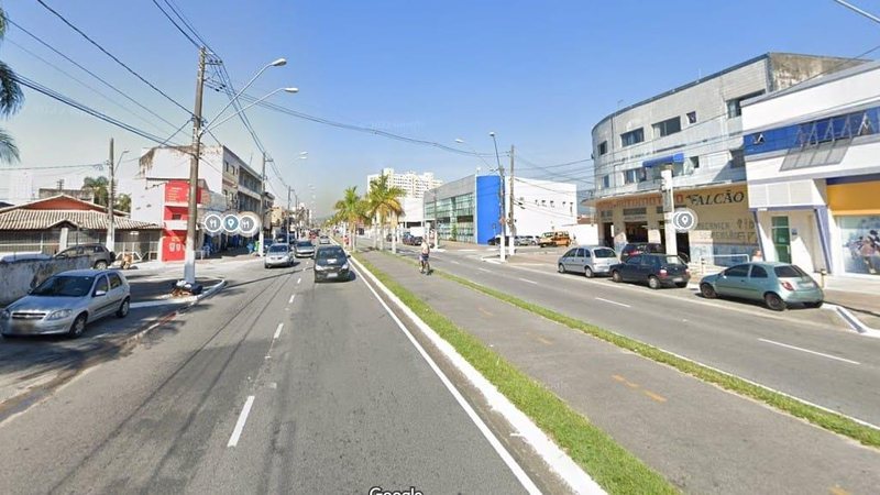 Os autores, quando questionados pelos GCMs, alegaram estar sem dinheiro, e que precisavam sair e ir ao banco, na cidade de São Vicente, para sacar a quantia necessária Família não paga a conta em restaurante e alega ser do PCC, em Praia Grande (SP) Avenida - Reprodução/StreetView