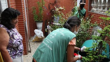 Agentes de saúde vistoriando residência em Santos Mutirão contra mosquito da dengue em Santos - Imagem: Divulgação / Marcelo Martins / Prefeitura de Santos