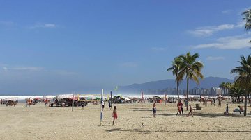 Sol e até um certo calor animaram as pessoas a curtir uma praia no Canto do Forte, em Praia Grande Previsão do tempo erra e domingo de sol surpreende em Praia Grande Praia do Canto do Forte, em Praia Grande, ensolarada - Esther Zancan