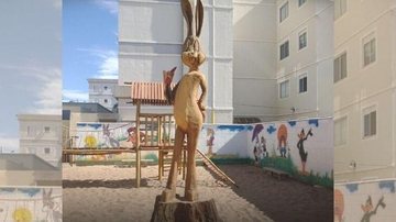 Pernalonga foi entalhado em um ipê-roxo Condomínio transforma árvore em Pernalonga e leva “puxão de orelhas” da Polícia Personagem Pernalonga esculpido em tronco de ipê-roxo em playground de Marília - SP - Reprodução/Polícia Ambiental de Marília